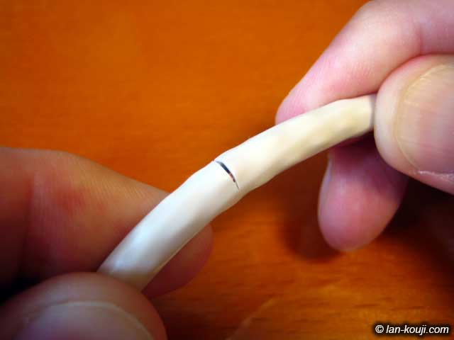 切れ込みを入れた部分を曲げると外皮が切れる