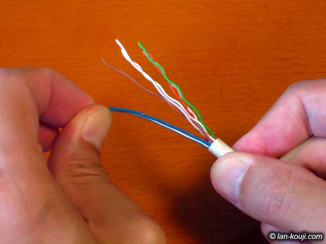 指の腹を使ってネジレを取る