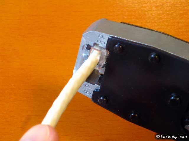 確認後、圧着工具で圧着