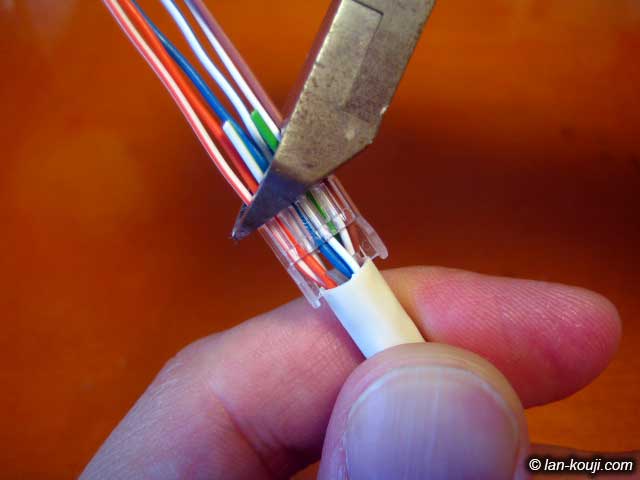 ロードバーから出ている導線をカット