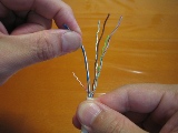 ヨリを指の腹を使って真っ直ぐに