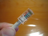 RJ-45プラグを挿入