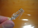 RJ-45プラグを挿入