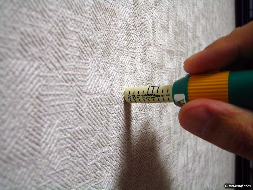 壁に押し当てて下地を探す