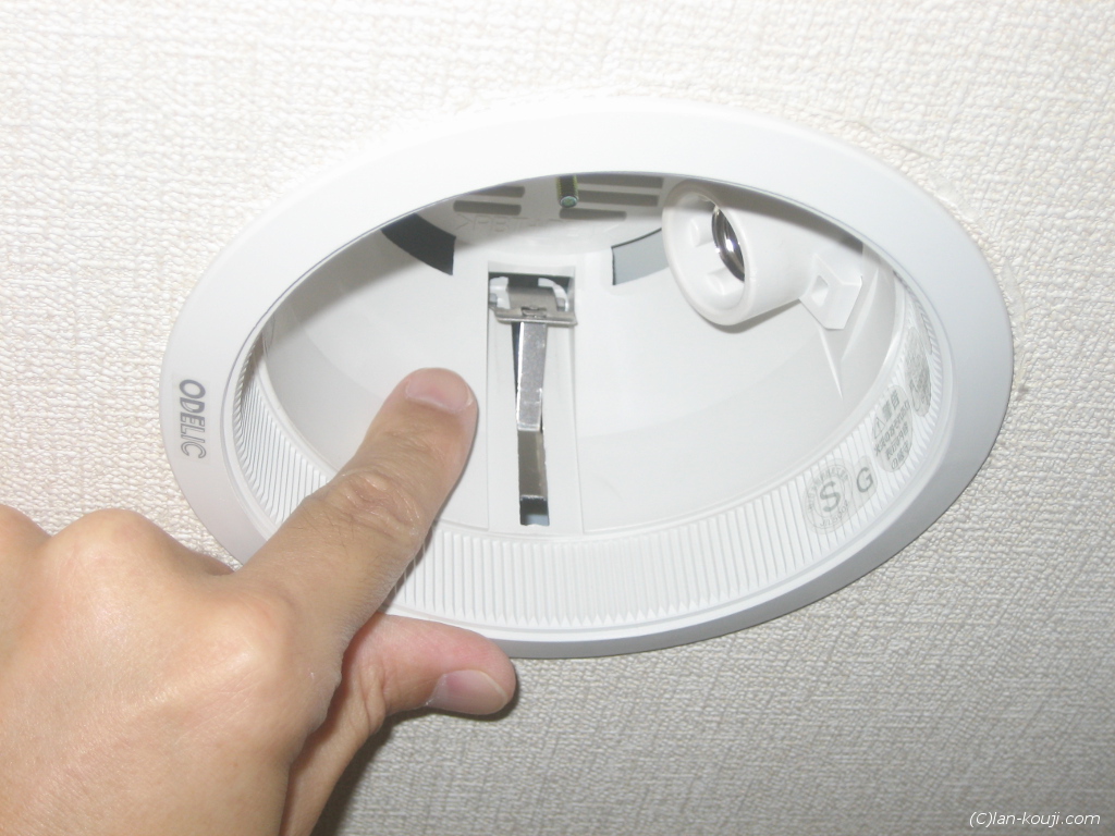 取付金具を指で押し上げる