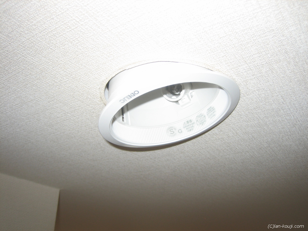 片側の金具が外れるとこんな感じ