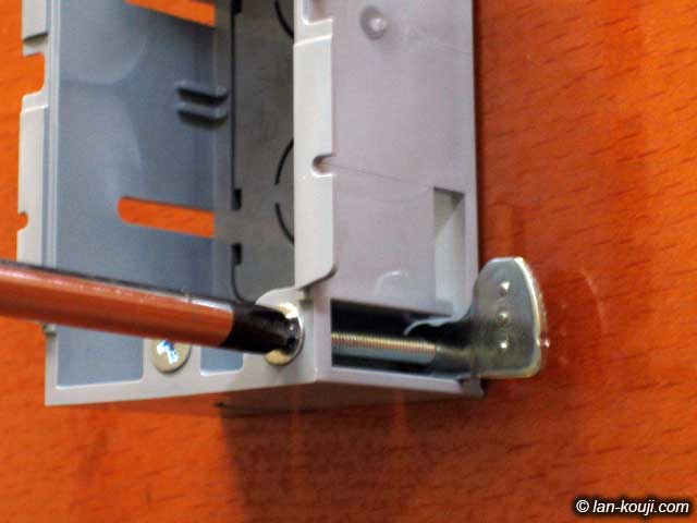 ツメが外に飛び出す