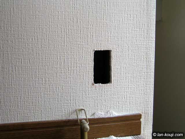 ケガいた線に沿って穴あけ