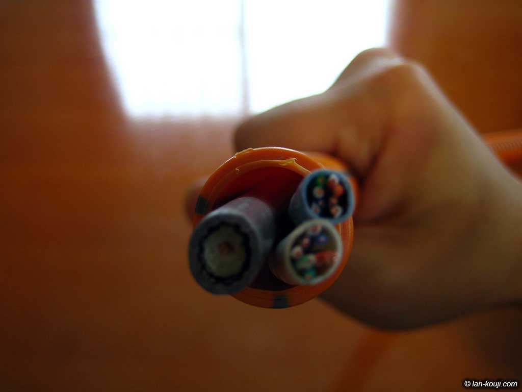 CD22に同軸ケーブル1本、LANケーブル2本