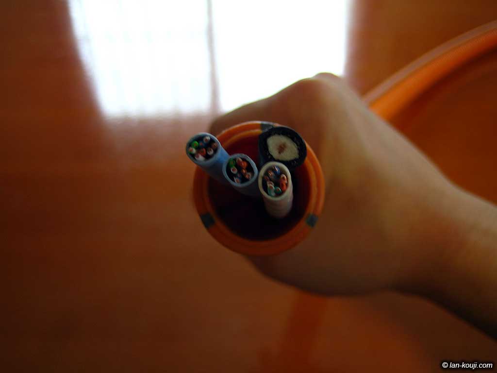 CD22に同軸ケーブル1本、LANケーブル3本