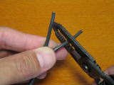 電源コードの外皮を剥いて芯線を出す