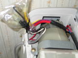 パネルを外すと電源コネクタ部が見える