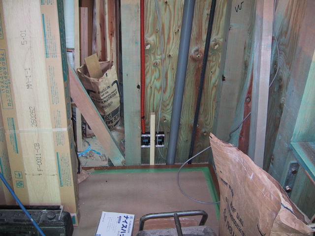 建築中写真_1F玄関寄り居室内電話用ボックスとコンセント用ボックス