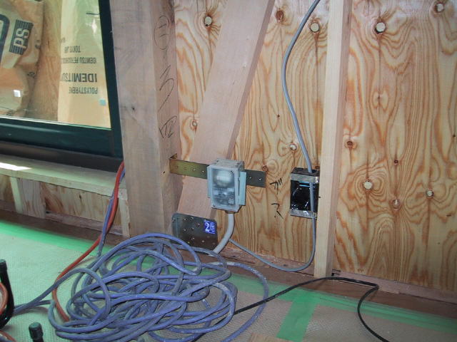 建築中写真_2Fガスコンセントと電源コンセント