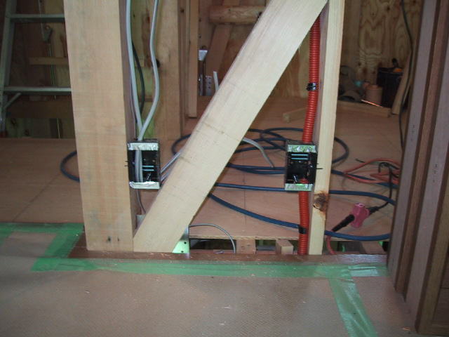 建築中写真_2F入り口横の電源用ボックスと電話用ボックス