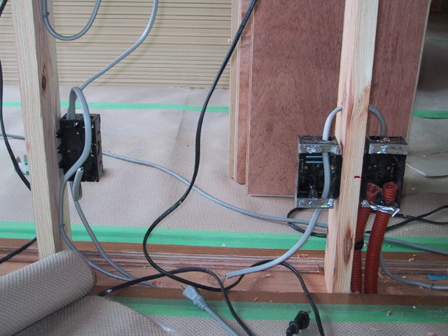 建築中写真_間仕切壁に設置されたボックス群