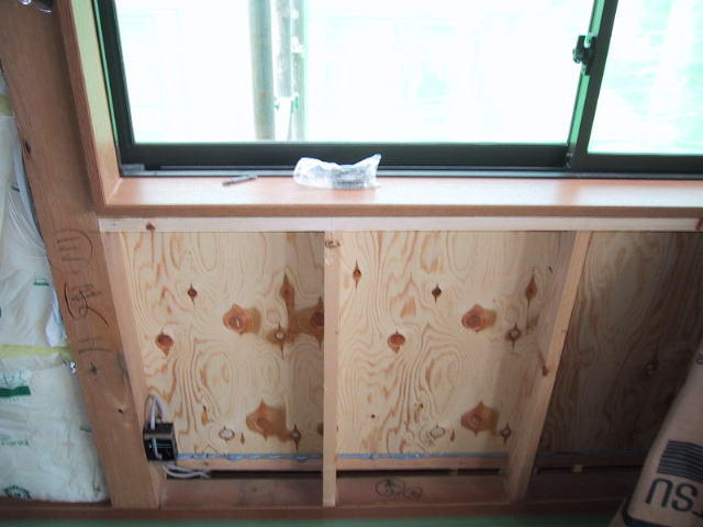 建築中写真_3F窓枠下コンセントボックス