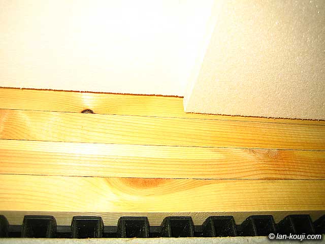 床下から配線するには断熱材もろとも穴あけが必要