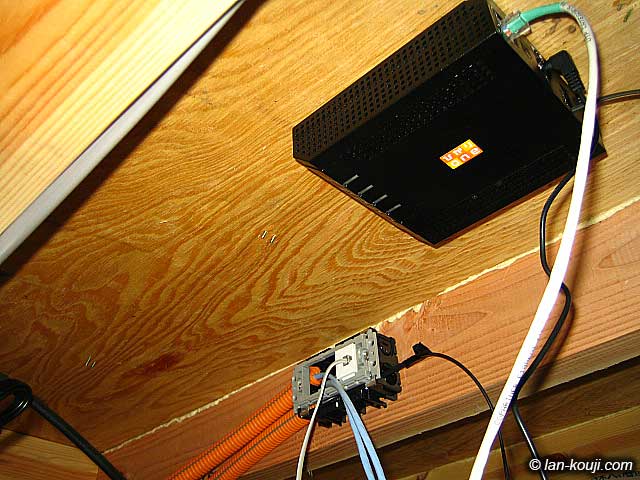 浴室天井裏に設置されたひかりoneのONU