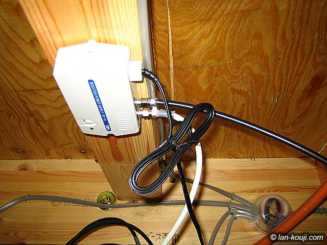 白い箱はアンテナブースター