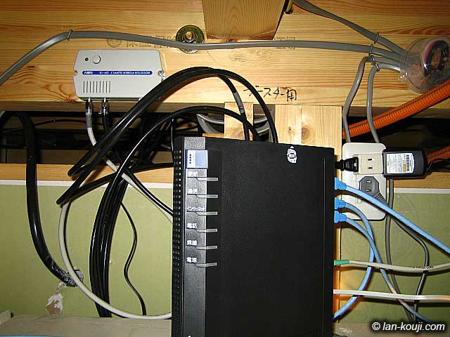 コンセントを柱に固定し、アンテナブースターも移動