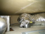 2F浴室天井裏も1F同様ボードで仕切られている