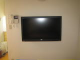 配線処理後、テレビを壁掛けに