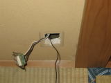 和室の電源コンセント外して壁の中を探る