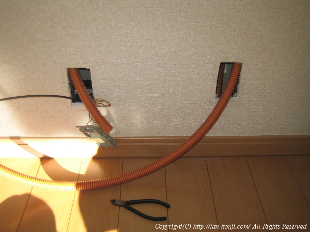 CD管を短く切って壁の中に入れる