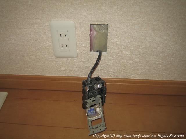 配線器具と埋め込みボックスを外す
