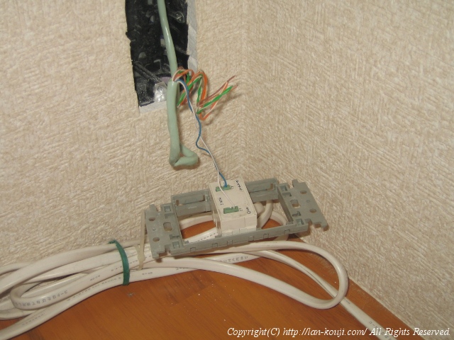 電話線をLANケーブルで代用している