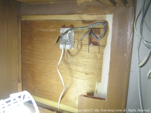 家具の一部を切って電話線が見えるようにする