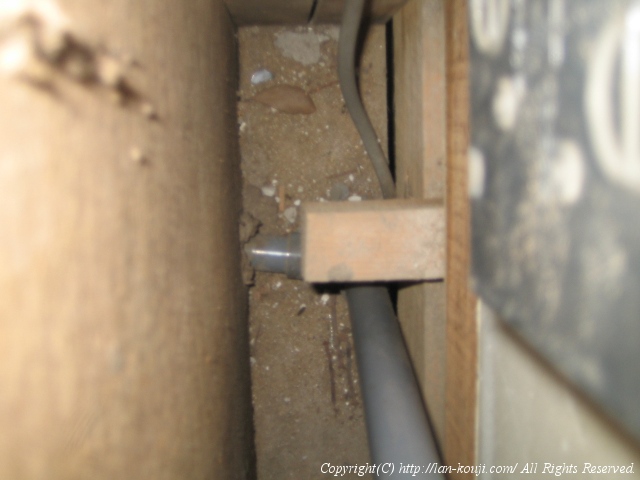 壁の中の様子(下向きに撮影)