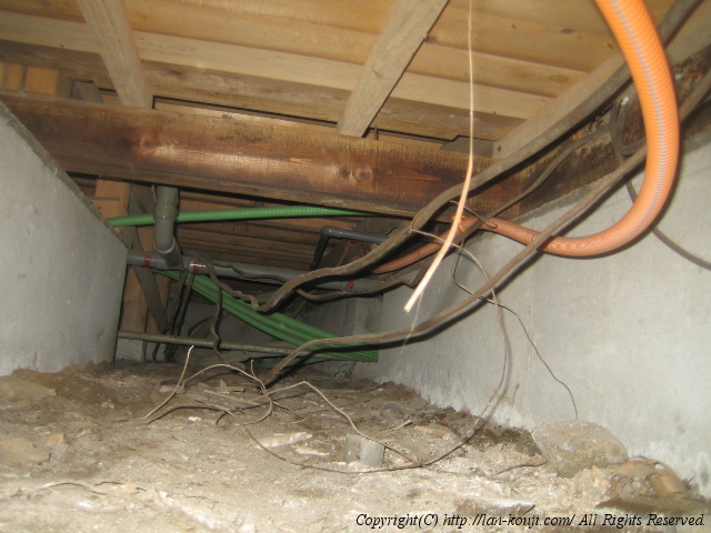 床下配管作業終了後の様子