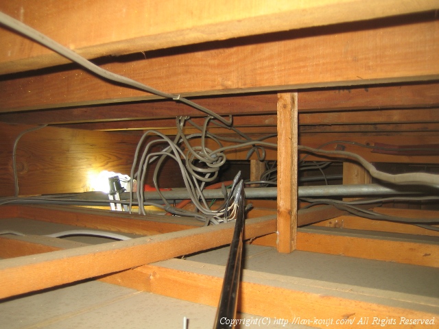 キッチンの点検口からCD管を引っ張る