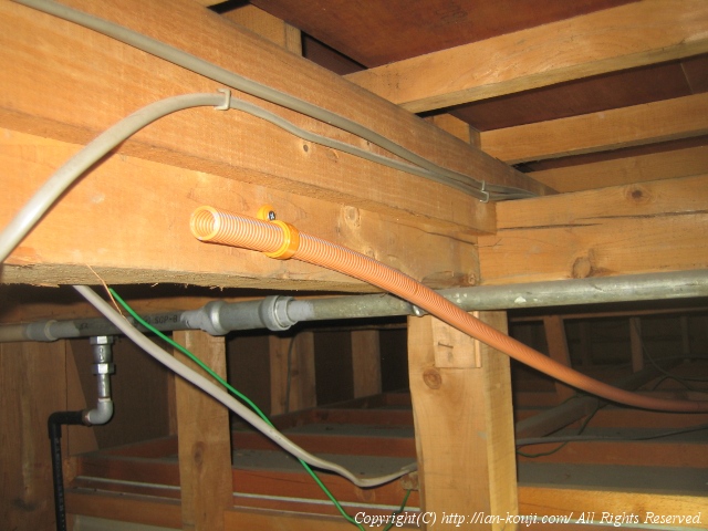 CD管をサドルで固定