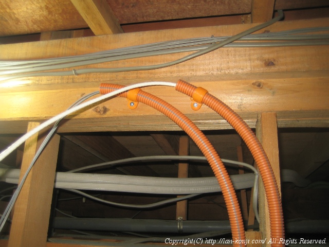 浴室天井裏でもCD管を固定