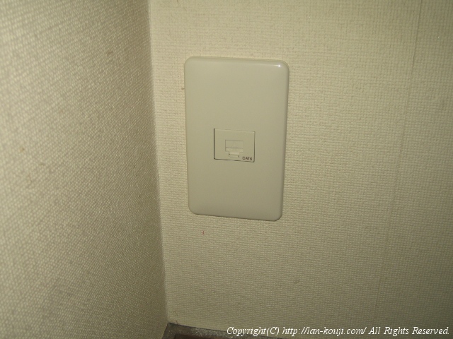 部屋側はLANコンセントを取り付けて仕上げ