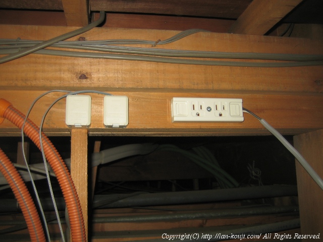 浴室天井裏にモジュラージャックと電源を設置