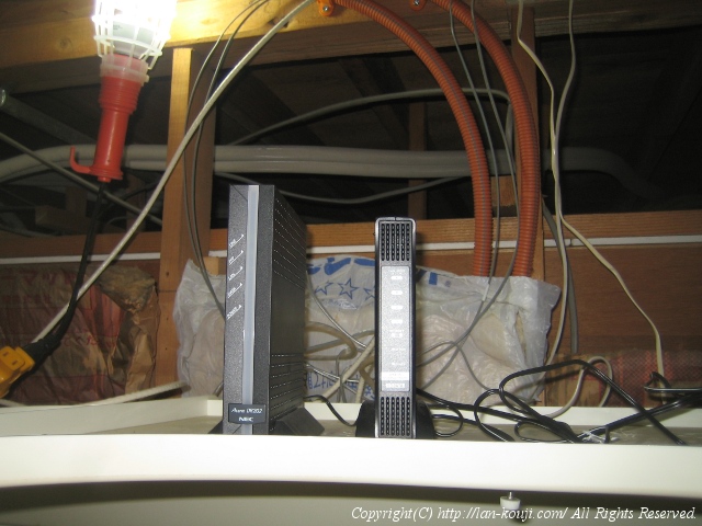 浴室天井裏にADSLモデムとHUBを設置