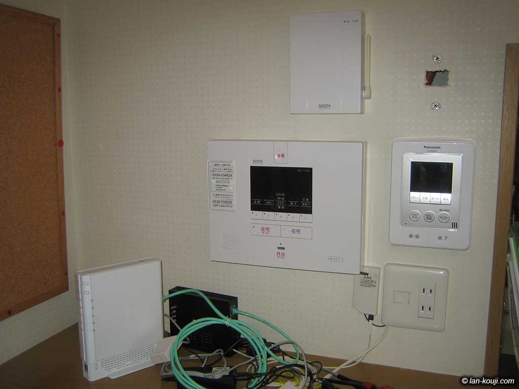 通信機器がカウンター上に並んでいる