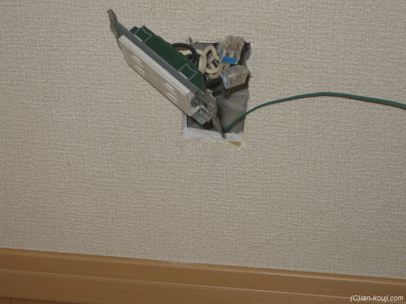 床下方向に隙間がないか探る