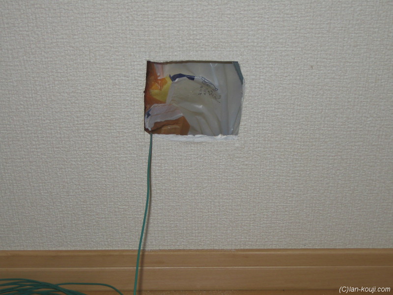床下への隙間を調べる