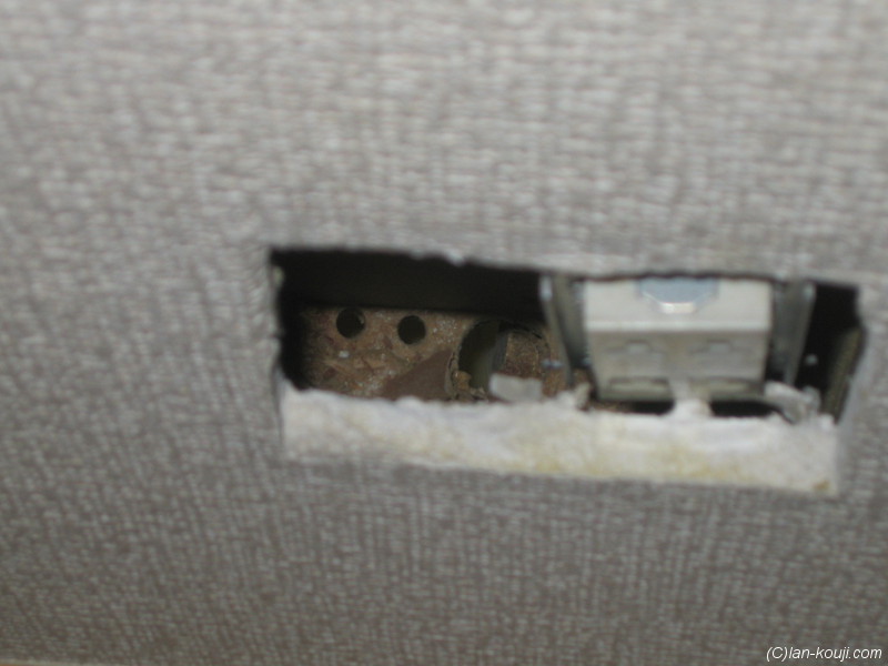 床下へ通じる穴を開ける