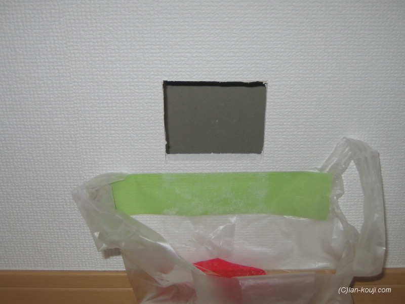 間柱を狙って穴あけ