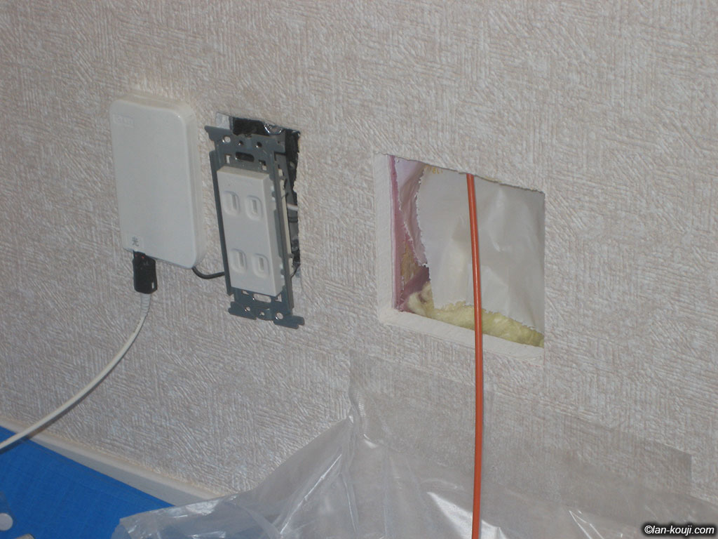 ボックス用の穴あけ終了。呼び線を屋根裏へ