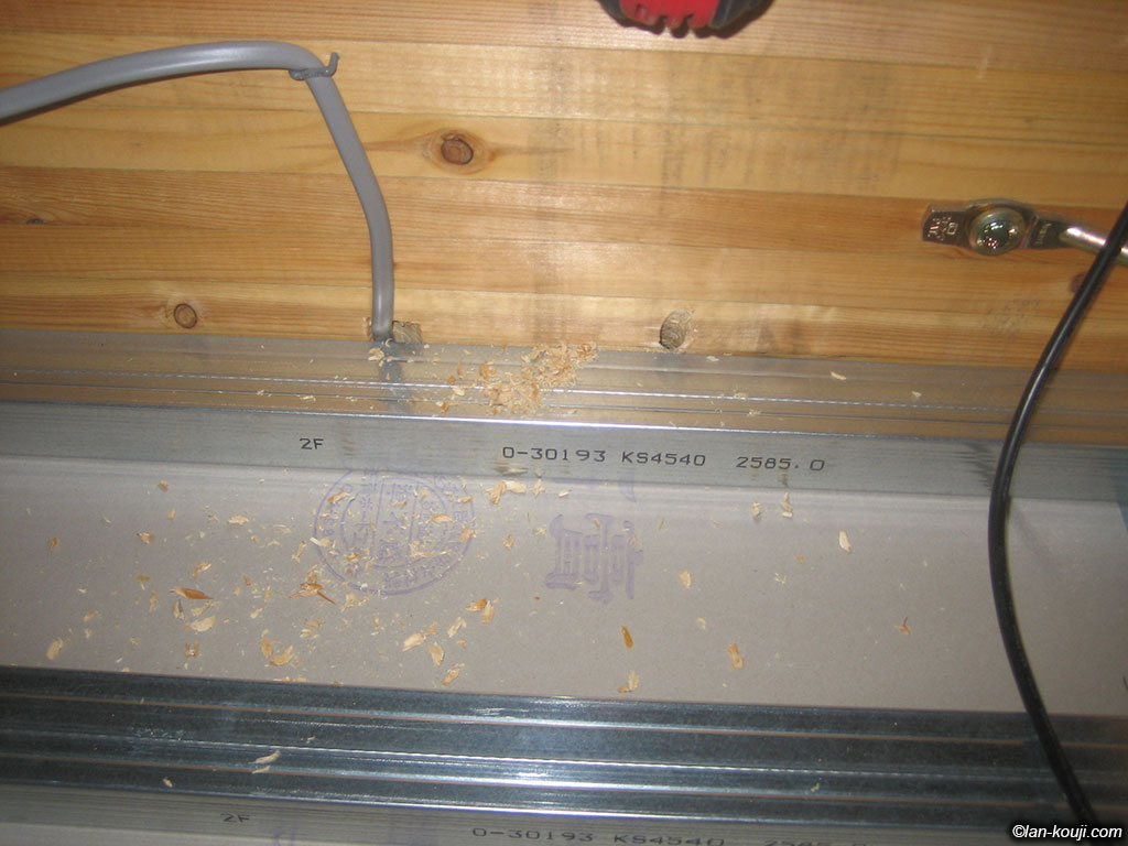 屋根裏からCD管たち下げ用の穴あけ
