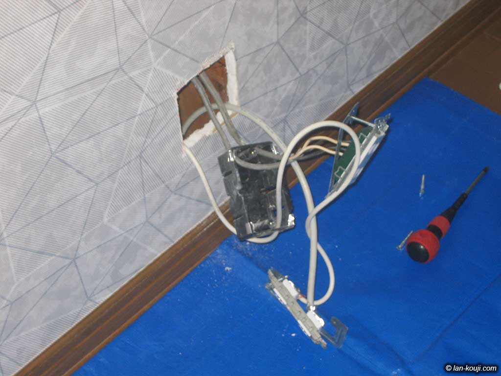 配線器具を外します