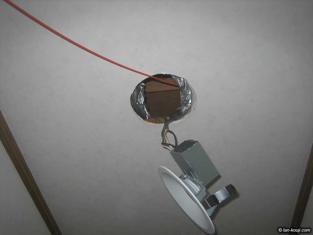 ダウンライト穴から呼び線投入