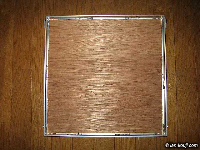 点検口のフタに切り取ったベニヤを入れる